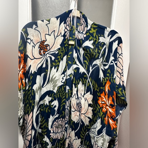 Janice Apparel- Floral and Leaves Kimono - Picture 3 of 8